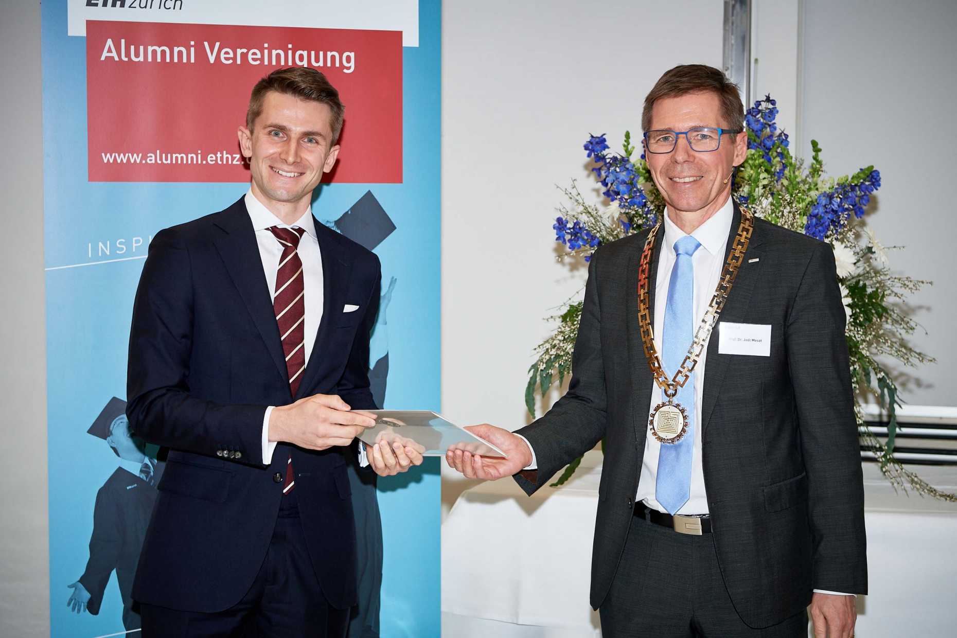 Enlarged view: Florian Haufe receives the ETH Medal from Joël Mesot for his outstanding doctoral thesis at the award ceremony