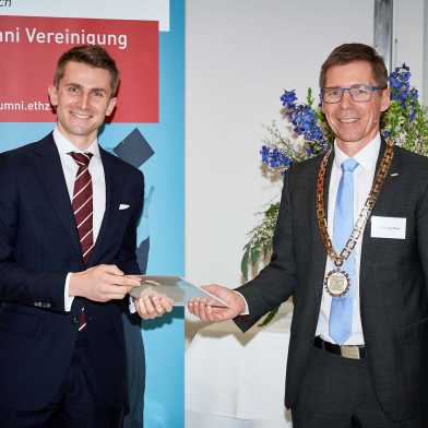 Florian Haufe receives the ETH Medal from Joël Mesot for his outstanding doctoral thesis at the award ceremony